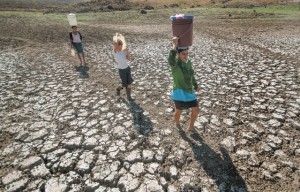 Los habitantes de la comunidad de Santa Isabel, en el occidental departamento de Boaco, en Nicaragua, deben recorrer grandes distancias para extraer agua de riachuelos y pozas, porque las fuentes cercanas se secaron este año, durante la extendida estación seca. Crédito: Cortesía de Jorge Torres/La Prensa de Nicaragua