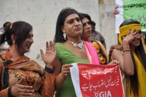 Mujeres trans protestan ante el Ministerio de Bienestar Social en Sindh, Pakistán. Crédito: Alianza de Género Interactiva