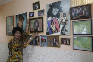 Juan Noriega Padrón, de 66 años, travestido como Victoria Now, muestra algunos recuerdos. Noriega contrajo el VIH hace un año y se desempeña como activista de la comunidad lesbianas, gays, bisexuales y transexuales (LGBT), en un municipio de La Habana, en Cuba. Crédito: Jorge Luis Baños/IPS