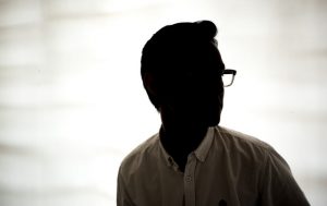 La silueta de Daniel, el nombre ficticio del venezolano con VIH, que recibió asilo en México con base en su situación humanitaria. Crédito: Sergio Ortiz/ Amnistía Internacional