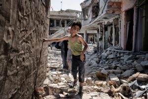 Civiles abandonan la ciudad iraquí de Mosul, . Este niño caerá exhausto después de la fotografía. Crédito: Herve Jakubowicz.