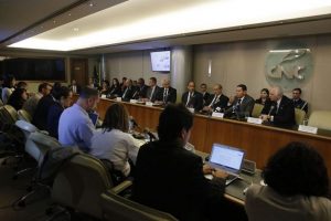 El vicepresidente de Brasil, Hamilton Mourão (segundo a la derecha), durante el encuentro colectivo con los corresponsales extranjeros, en Río de Janeiro. El general retirado del Ejército representa un contrapeso a la política exterior que se impulsa desde el presidencial Palacio de Planalto y el Itamaraty, sede de la cancillería, junto con el diputado Eduardo Bolsonaro, el hijo del mandatario Jair Bolsonaro. Crédito: Tomaz Silva/Agência Brasil