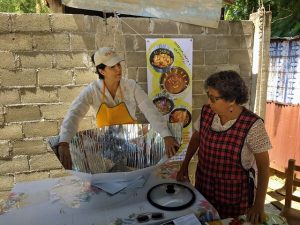 Las cocinas solares son dispositivos que permiten preparar alimentos con la radiación como fuente de energía, pues funcionan como un invernadero que, al concentrar el calor, cuecen la comida