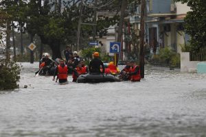 Miembros de la defensa civil de Cuba emplean balsas inflables para socorrer a la población en una calle inundada tras el paso del huracán Irma por el barrio del Vedado, en La Habana, el 10 de septiembre de 2017. Foto: Jorge Luis Baños/IPS