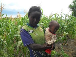 La organización Laureados y Líderes por los Niños cree que si se diera a las familias más vulnerables del mundo su “parte justa” de la respuesta financiera a la covid, se producirían efectos transformadores para la humanidad. En África, alertan agencias de la ONU, ya es perceptible un dramático retroceso en la reducción del trabajo infantil. Foto: Miriam Gathigah / IPS