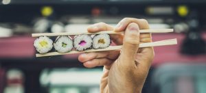 Los rollos de sushi, el platillo de la cocina japonesa ya universalizado, se soportan en una base de algas que los expertos colocan como ejemplo del potencial alimenticio de esas plantas que pueden cultivarse a gran escala en los océanos. Foto: Unsplash/ONU