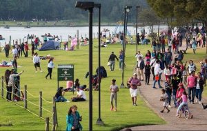 Habitantes de Bogotá disfrutan del parque Simón Bolívar en esa ciudad. La actividad humana deja una huella en el consumo de recursos naturales y emisión de dióxido de carbono que ahora considera el PNUD al estimar el desarrollo de cada país. Foto: BM
