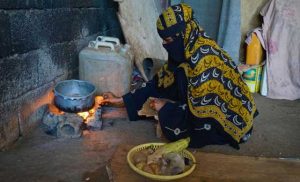 Una mujer en Adén, la capital de Yemen, cocina la comida en un asentamiento para personas que han huido de sus hogares debido a los ataques aéreos. Foto: Giles Clarke /OCHA