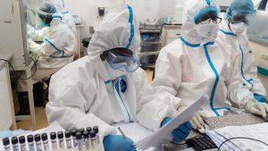 En 2020 unos 7000 trabajadores sanitarios perecieron a causa de la enfermedad covid-19, contraída durante su labor, lo que muestra la necesidad de invertir en seguridad y salud para su protección y la de millones de quienes laboran en otros campos de alto riesgo, indicó la Organización Internacional del Trabajo. Foto: KB Mpofu/OIT